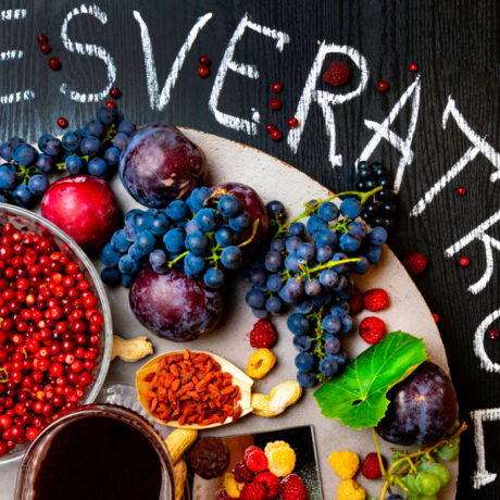 O farfurie cu fructe, în jurul căreia scrie resveratrol